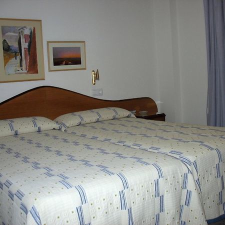 Hostal La Barretina Фигерас Экстерьер фото