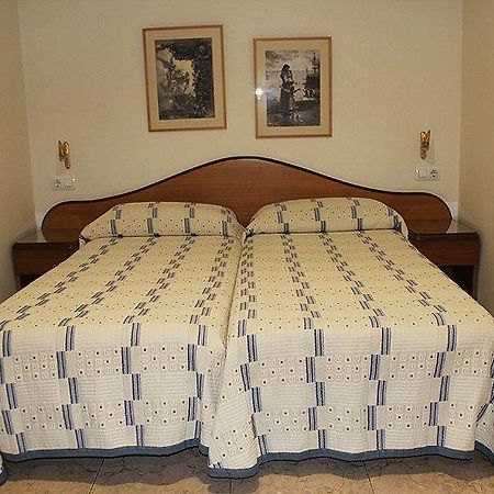 Hostal La Barretina Фигерас Экстерьер фото