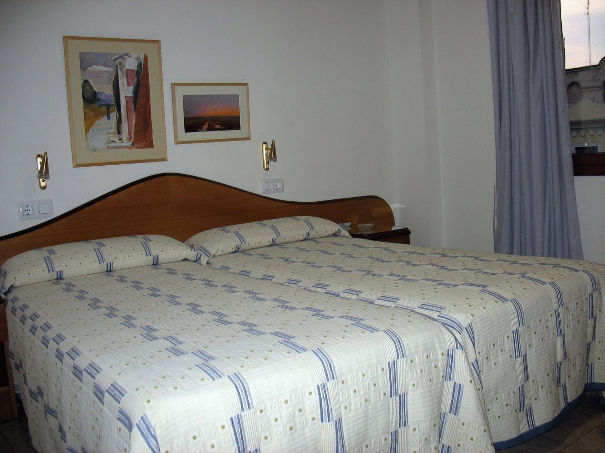 Hostal La Barretina Фигерас Экстерьер фото
