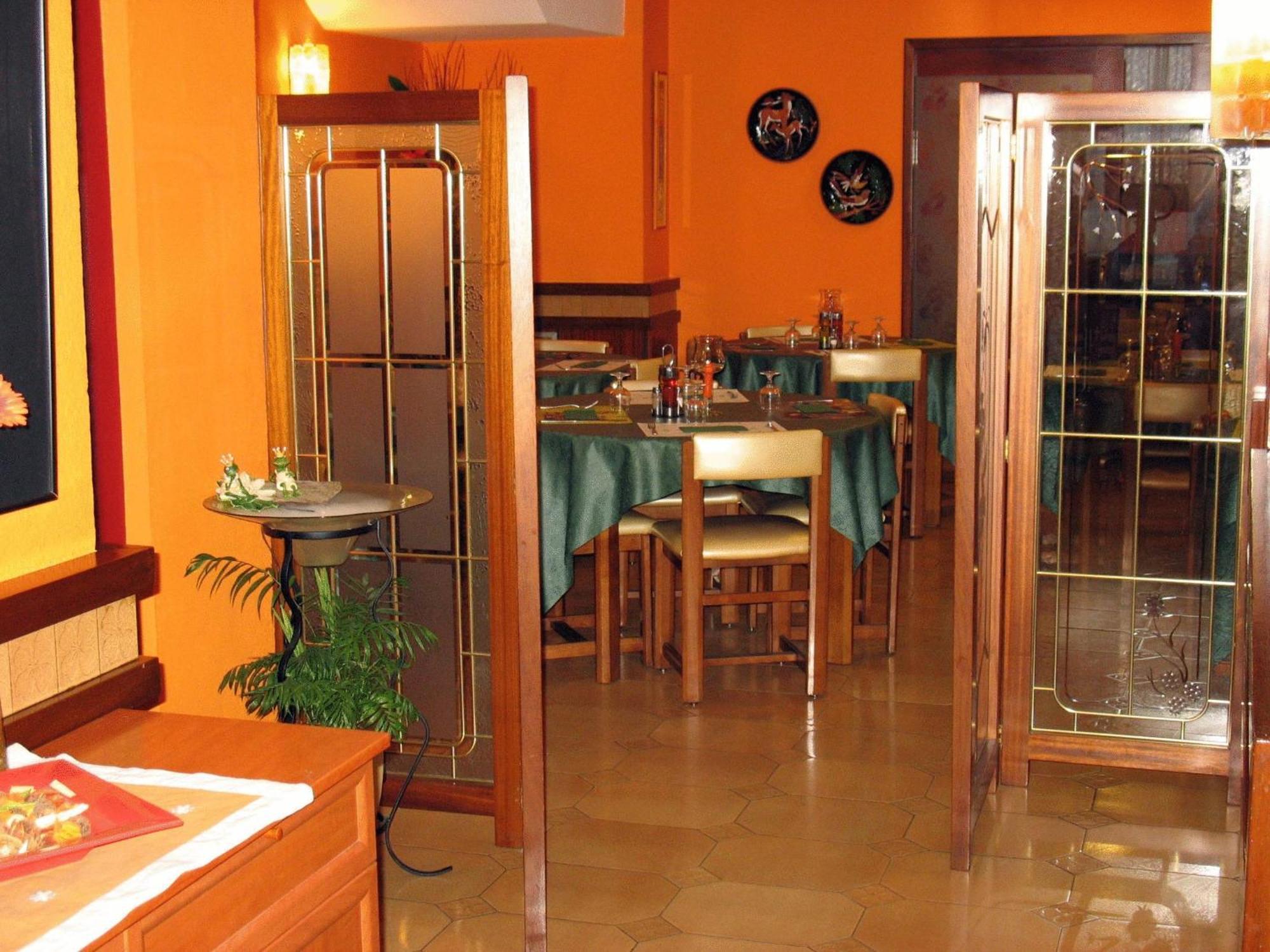 Hostal La Barretina Фигерас Экстерьер фото