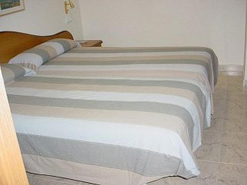 Hostal La Barretina Фигерас Экстерьер фото