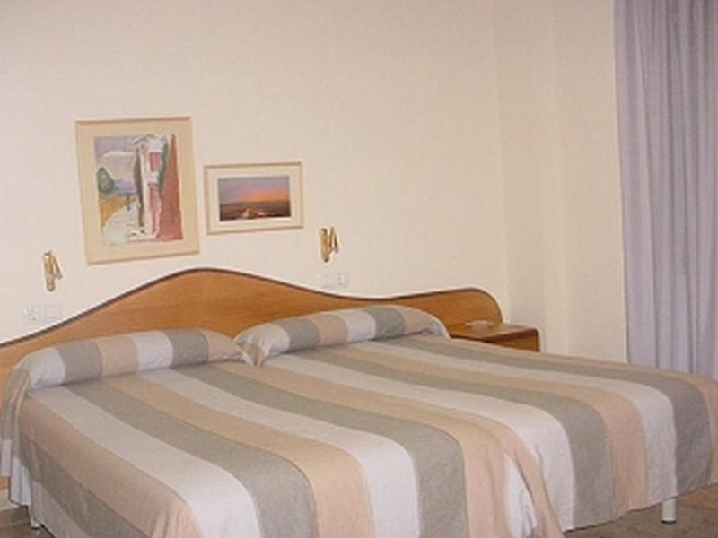 Hostal La Barretina Фигерас Экстерьер фото