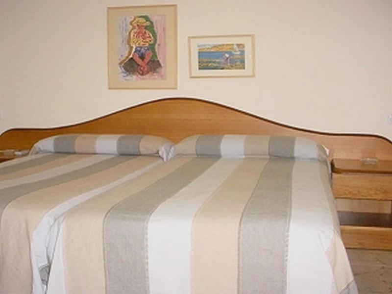 Hostal La Barretina Фигерас Экстерьер фото